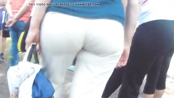 Mamá enorme trasero en blanco pantalones