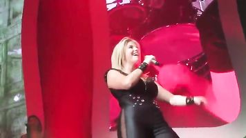 Beatrice Egli Ébano Látex Vestido Sacude Enorme Trasero En El Escenario