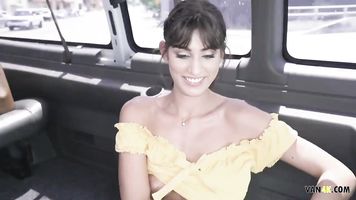 Recogido en la calle por dinero como la puta que es - Dana Wolf follada en una furgoneta