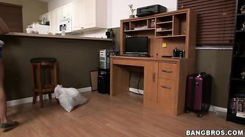 Ella debe haber estado en necesidad de dinero en efectivo porque no le tomó mucho para hacer toda la casa en el buff y luego, por encima de todo, chupar y follar su polla.
