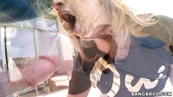 Alll natural con un buen par de tetas, un dulce coño y un jugoso culo hecho para el sexo anal.